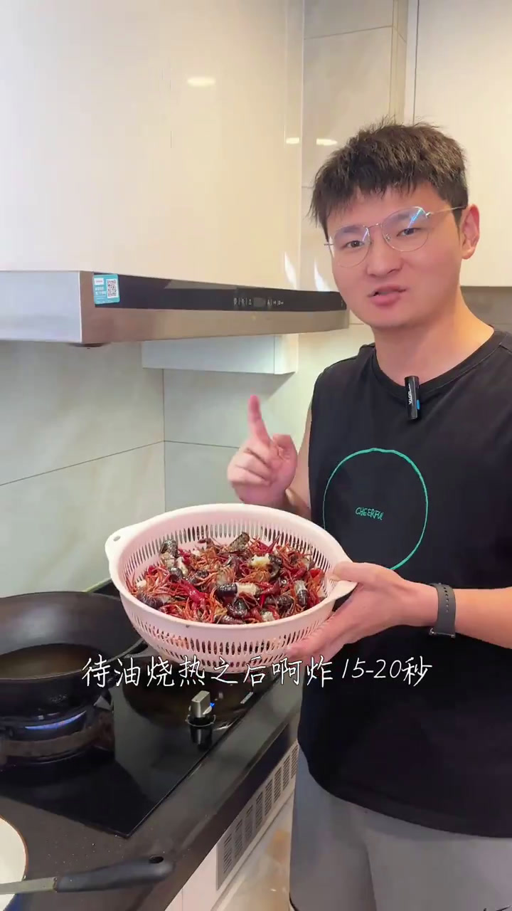 今天揭秘如何做一份湖南秘制香辣小龙虾!速学～