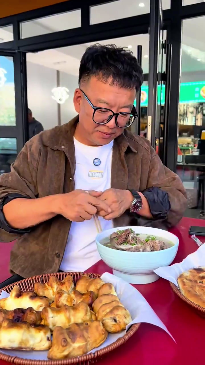 不定期更新!一把抓!烤包子!肉馕!骨头汤!样样精品!