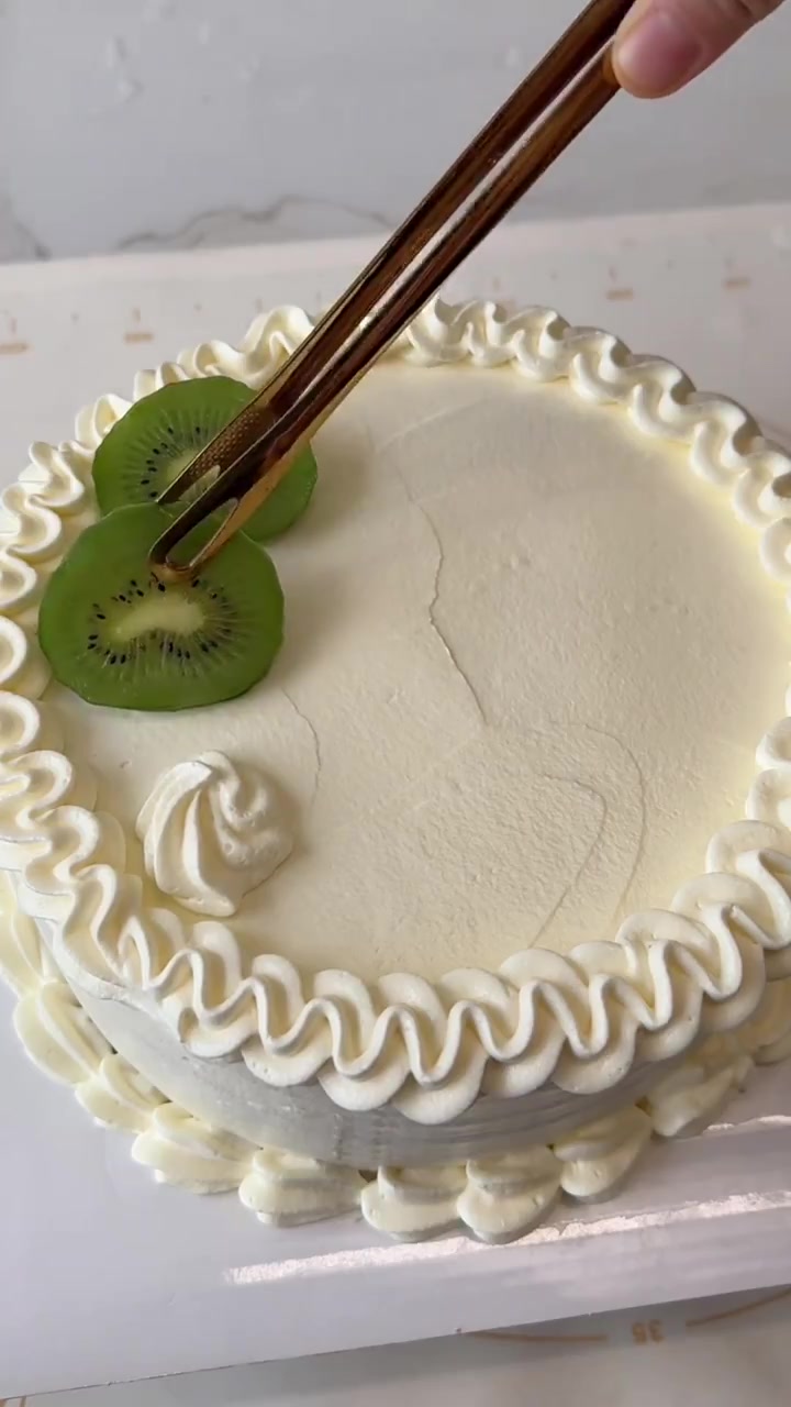 这是一期生日蛋糕制作的保姆级教程,从奶油打发到蛋糕抹胚