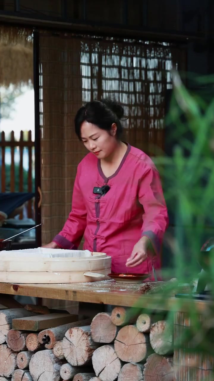 纯手工制作的桂花糕,浓浓的桂花香,软糯香甜,满是秋天的味道