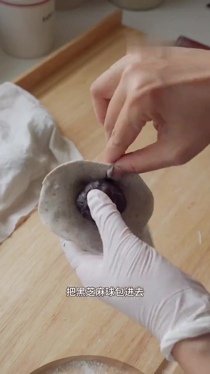 近期最爱的包子:黑芝麻流沙包 馅料:熟黑芝麻50克熟花生仁