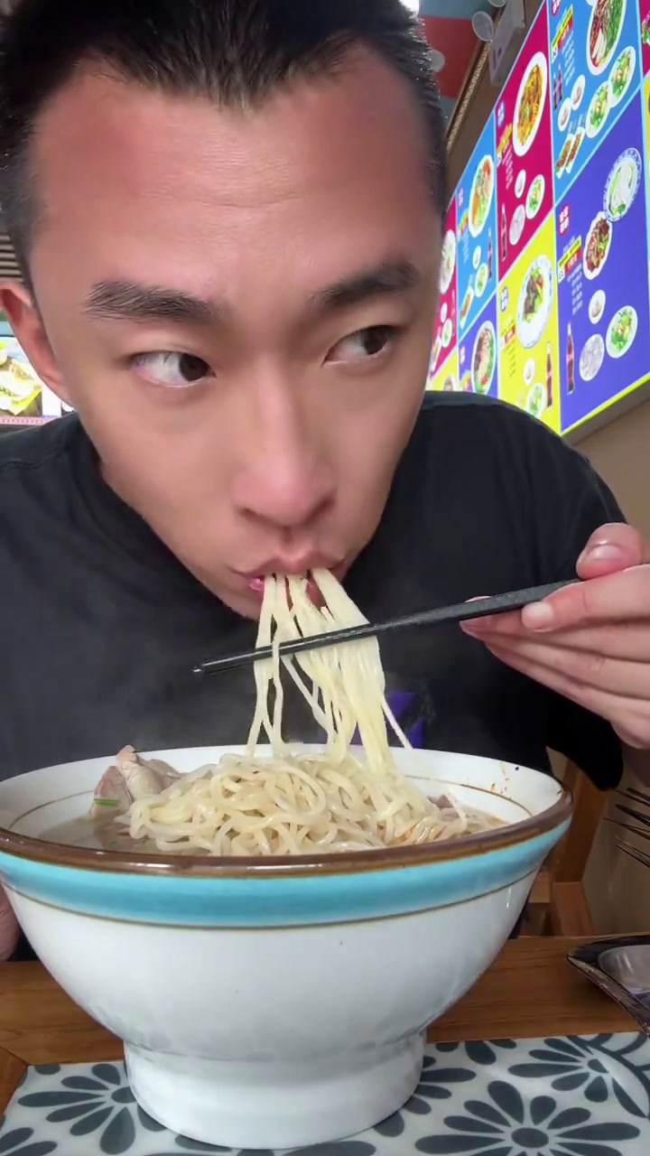 久违了!探店!兰州拉面配大串!