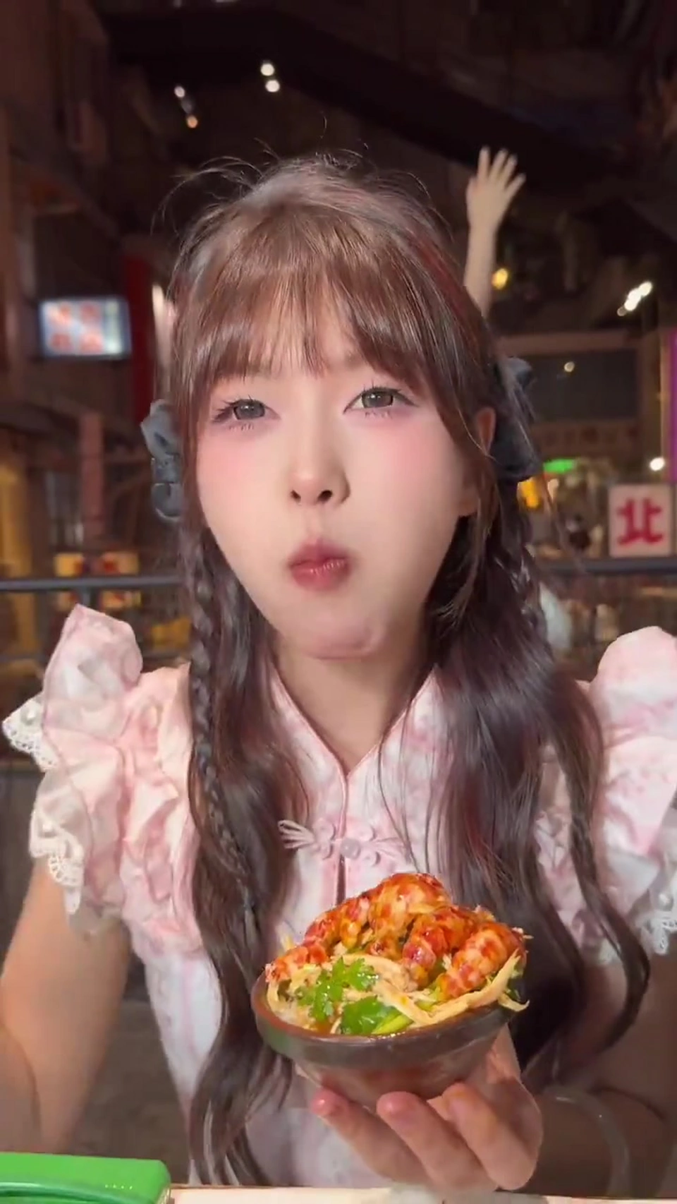 当我深夜偷吃被赶出家门,背着老妈吃大餐