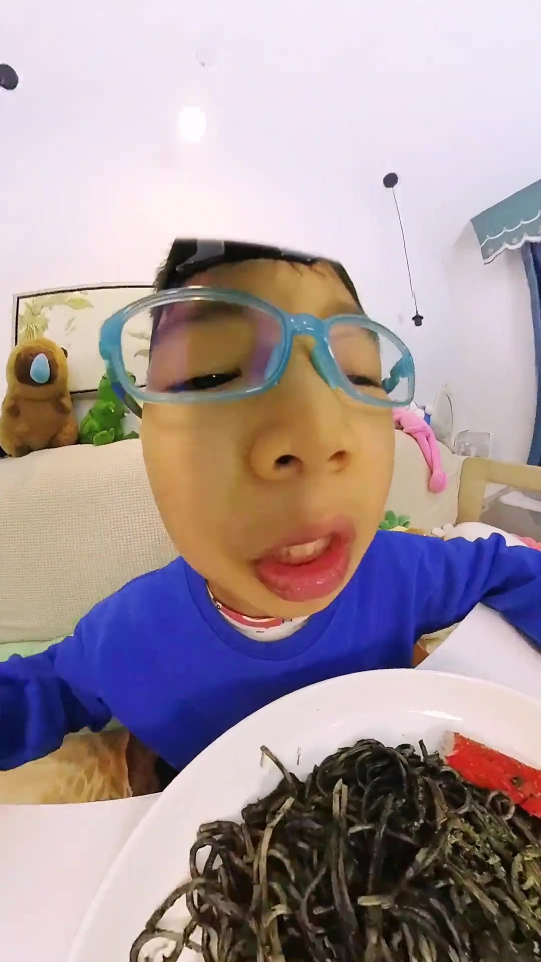 一盘面条配果冻 周末吃个墨鱼面