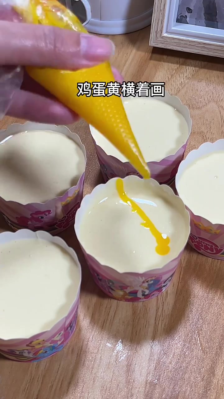 今天用空气炸锅给纸杯蛋糕太成功了,蓬松喧软,太有成就感了成就感!