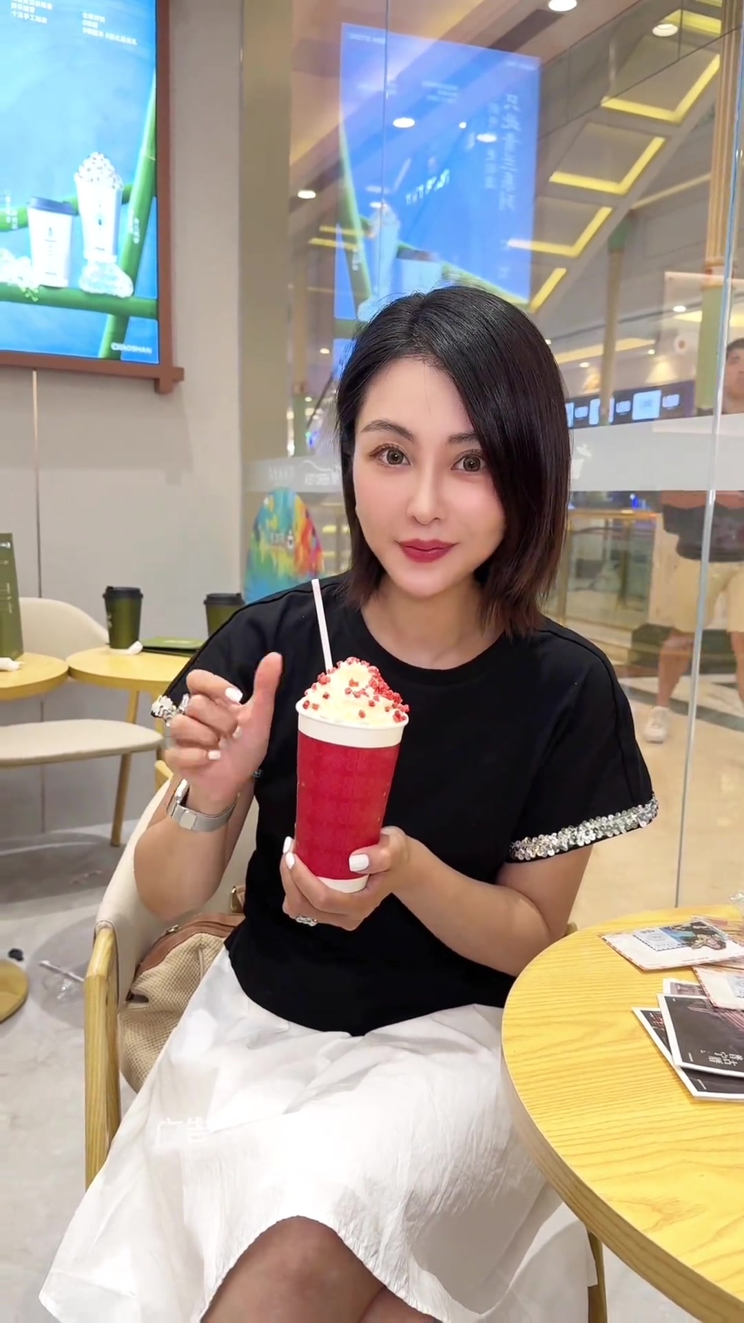 英歌魂在环球港也开新店啦 8月3号还请你喝奶茶 赶紧去吧