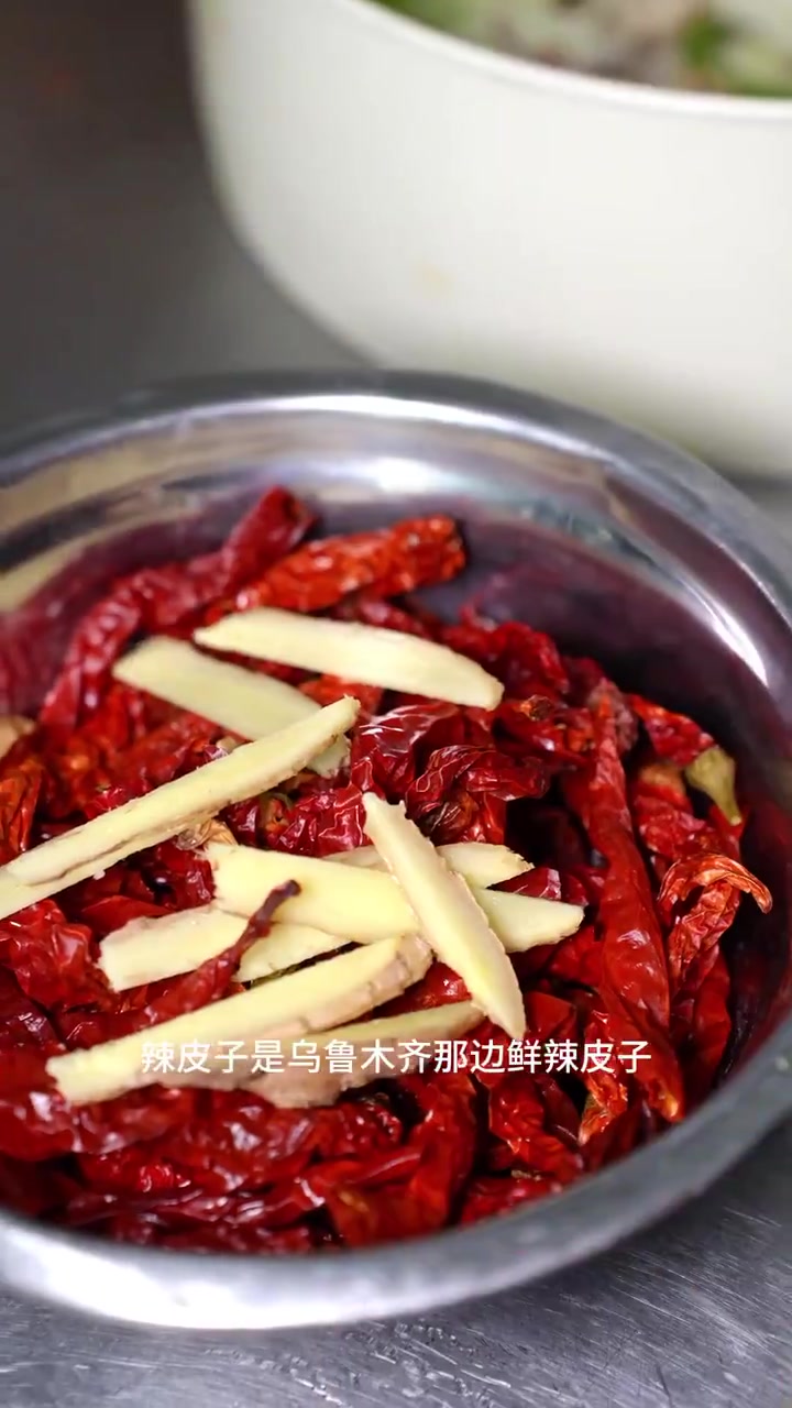 挑战新疆100道美食007哈密酸菜炒牛肉甜揪片