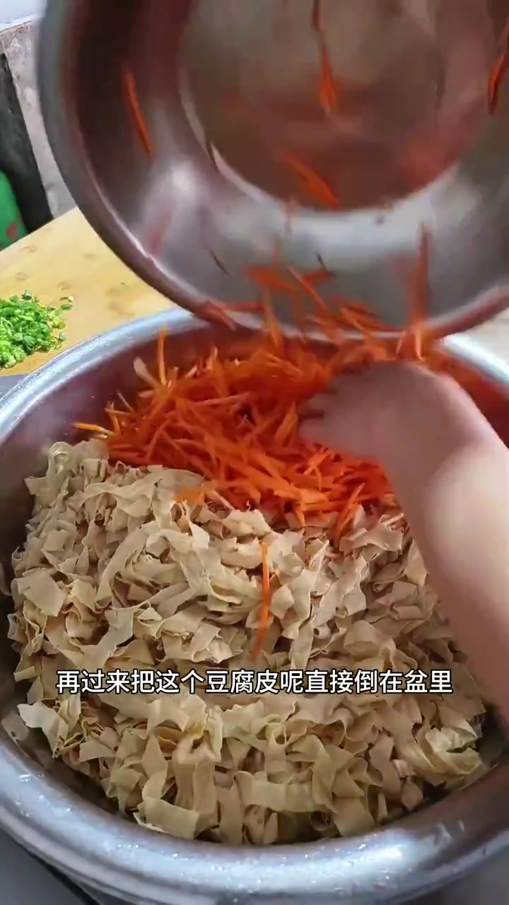 《红烧三黄鸡、蒜香油麦菜、凉拌豆皮、西红柿鸡蛋汤》