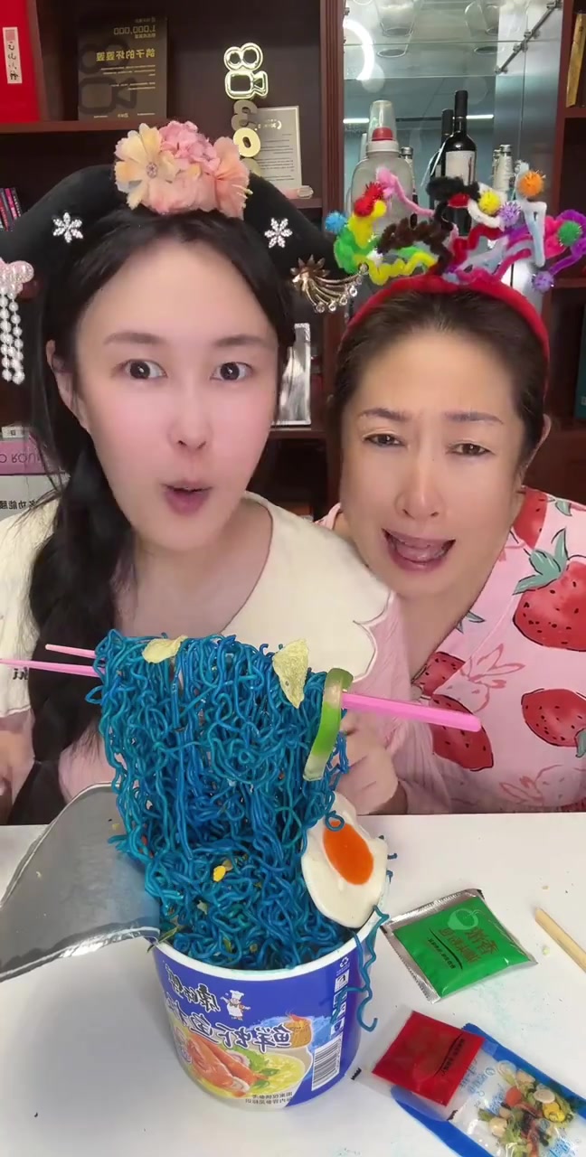 今天吃泡面蛋糕!