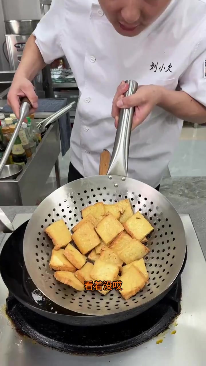 街边小吃的臭豆腐好吃还得排队 咱们自己在家做 味道也不差
