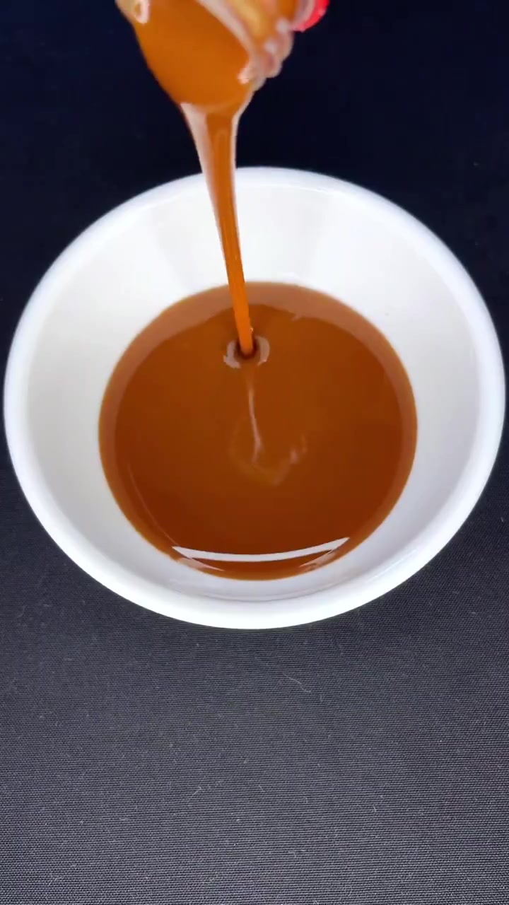 软软糯糯的傣家黄金炸猪皮,配上腌菜膏味道真是太赞了