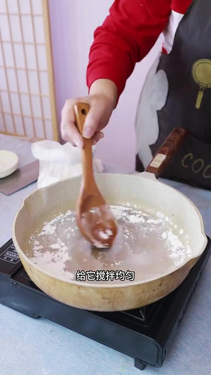今天分享的是一个好吃的辣白菜做法,制作方法简单看完就会