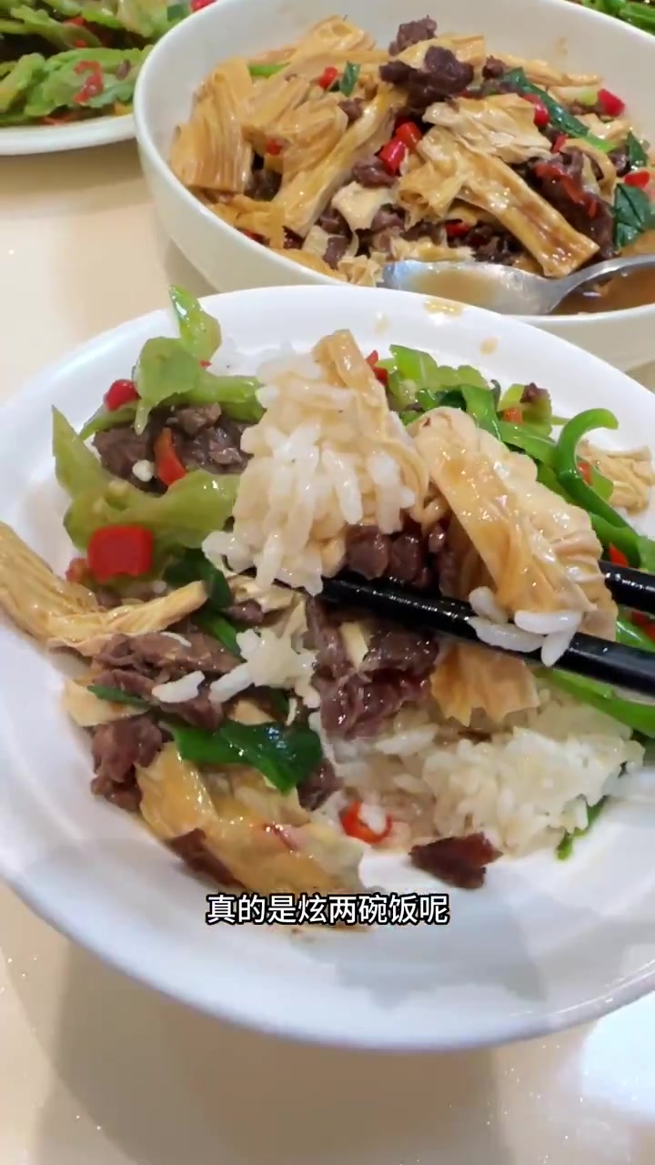 老妈做的牛肉烧腐竹太好吃了,没一根腐竹都吸满了汤汁