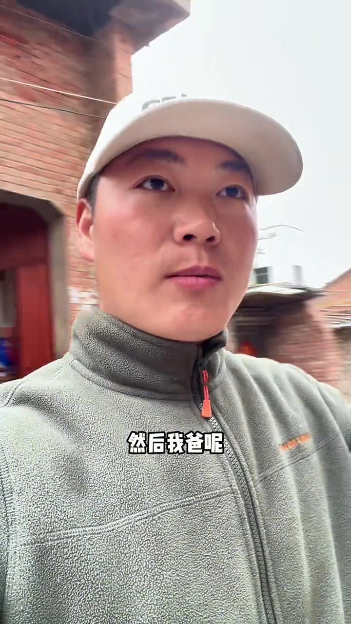 临走之前,给我爸找点事情做,买啦几十只公鸡和鸡笼,能打发时间也可以卖钱