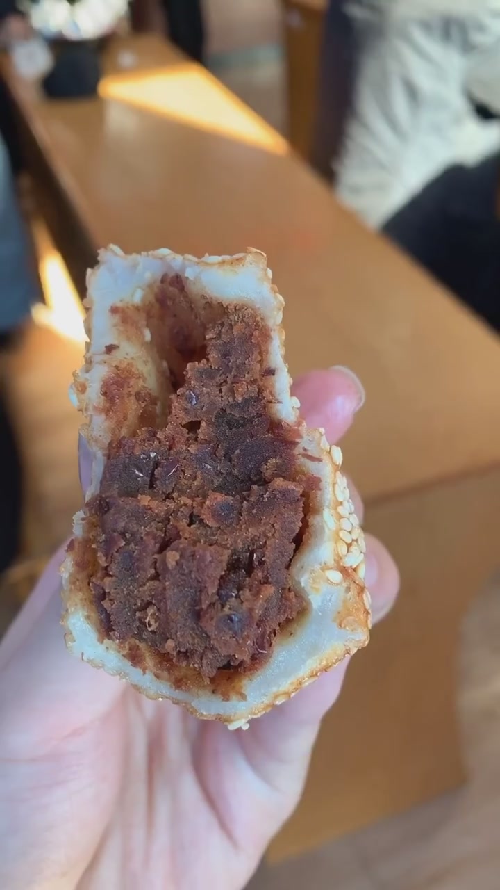 给你们看看真正的麻团,符合北方人的气质,大气,实在!麻团