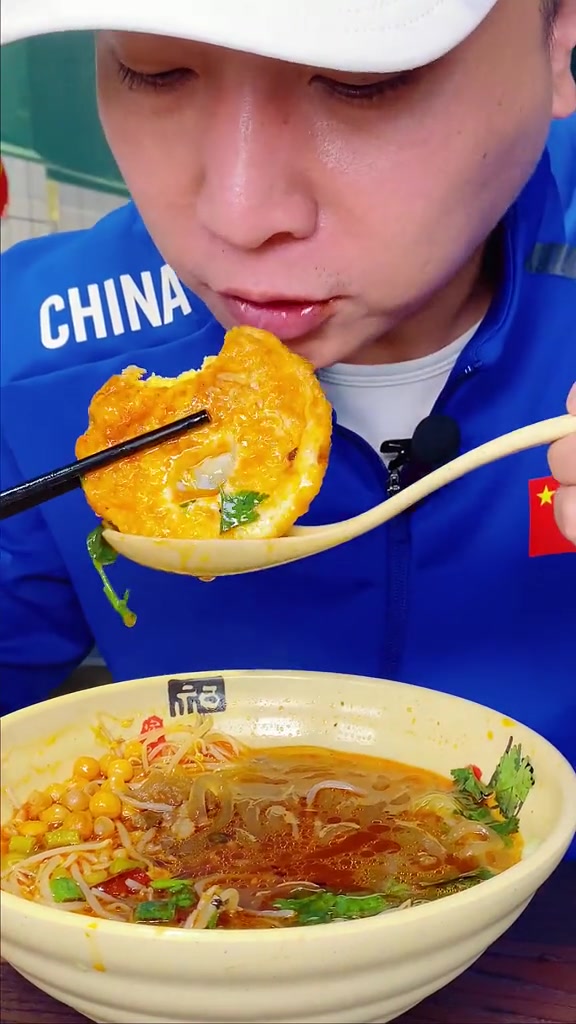 兴民中学旁的酸辣粉!又麻又辣又酸,过瘾!吃出一身汗