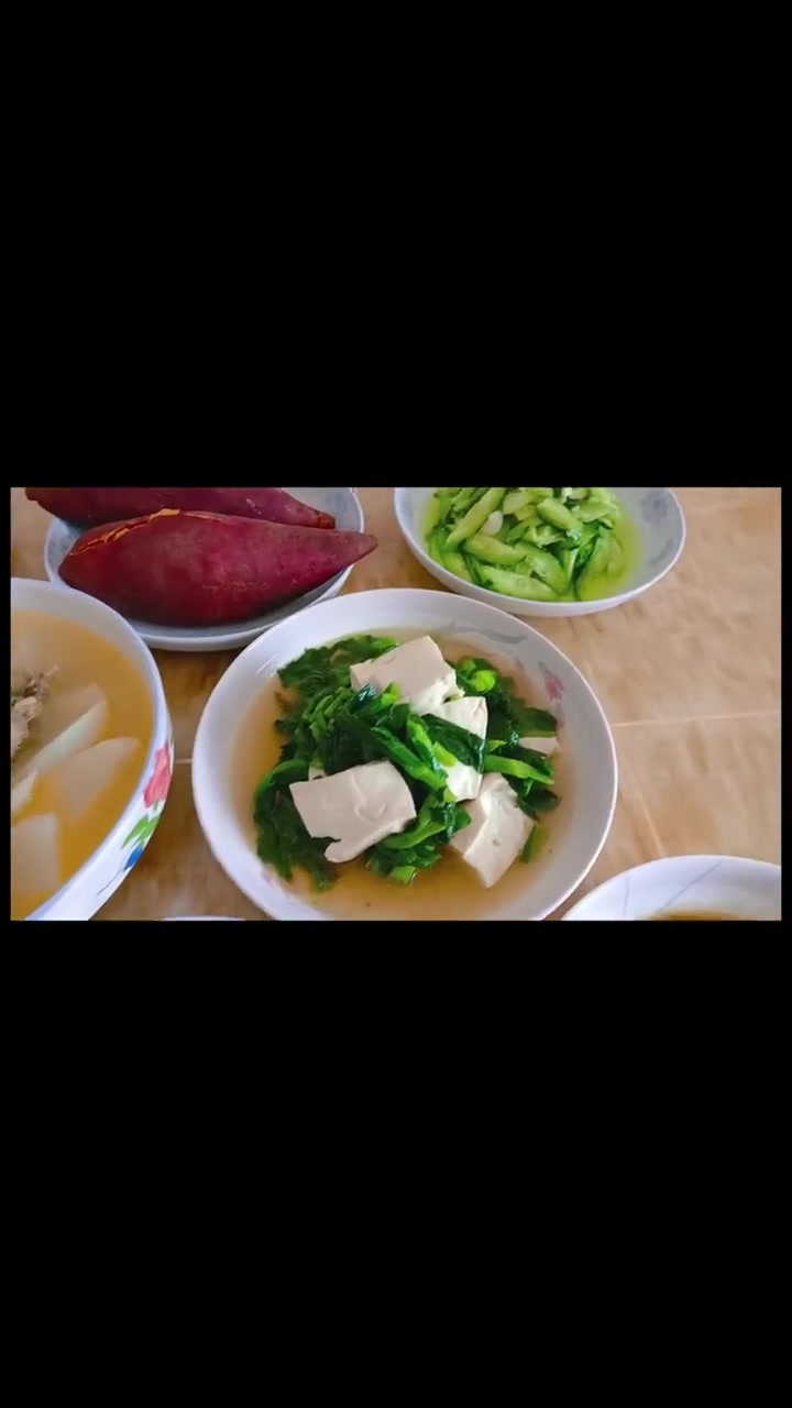 大家好,饭菜烧好了,今天是蚕豆米烧水咸菜,茨菇烧粘肉