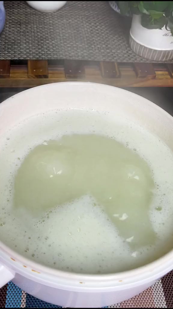 兑现豆腐的酸水 贵州酸汤豆腐