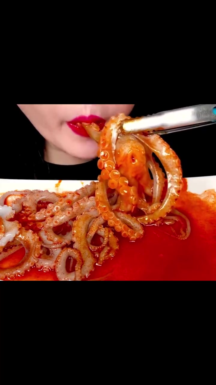 zoey吃播,活八爪鱼,浇上火鸡面酱汁就直接开吃了