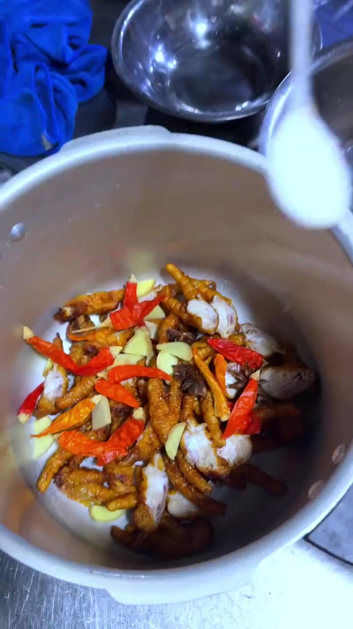 呼声很高的酒糟凤爪制作方法来了,也是本店卖得非常好的