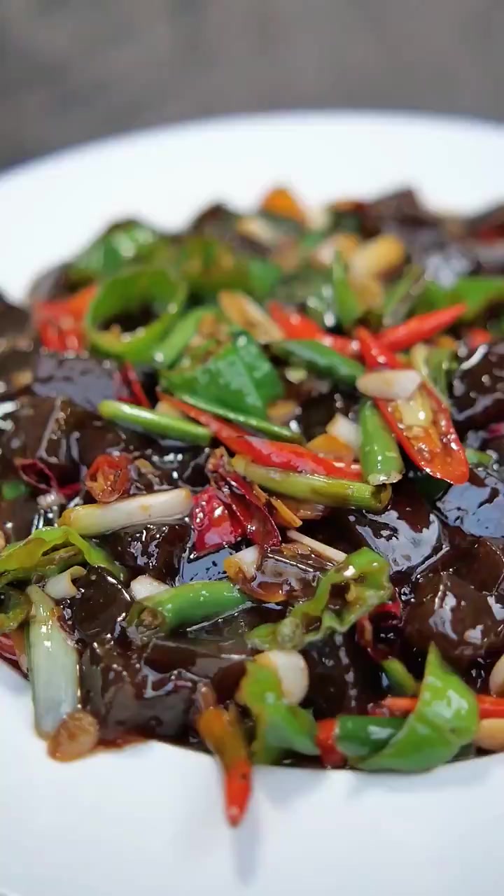 冬天来一口又滑又香的炒凉粉