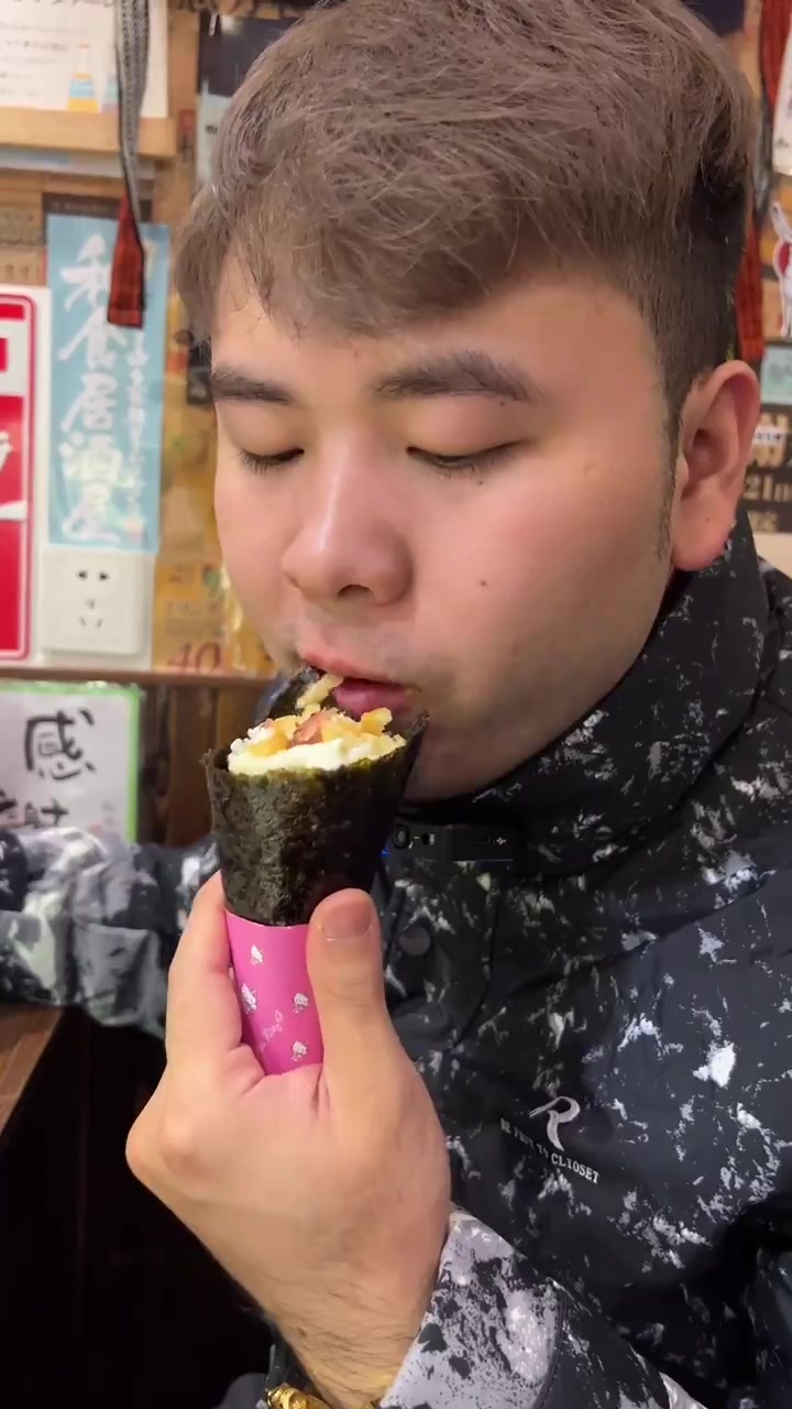 终于出来吃饭啦 宝贝们 这家寿司真好吃 尤其豆腐皮寿司