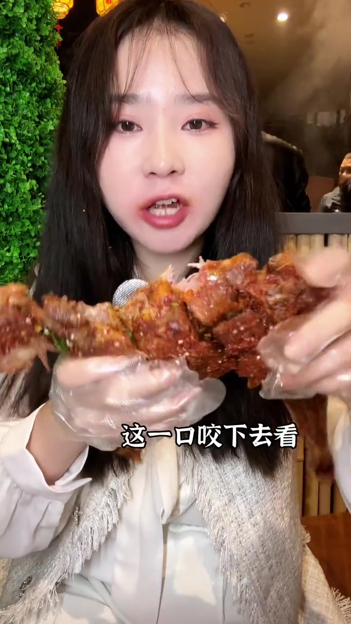 天气冷了怎么少的了吃烤全羊呢还有第一次吃红汤羊肉汤锅