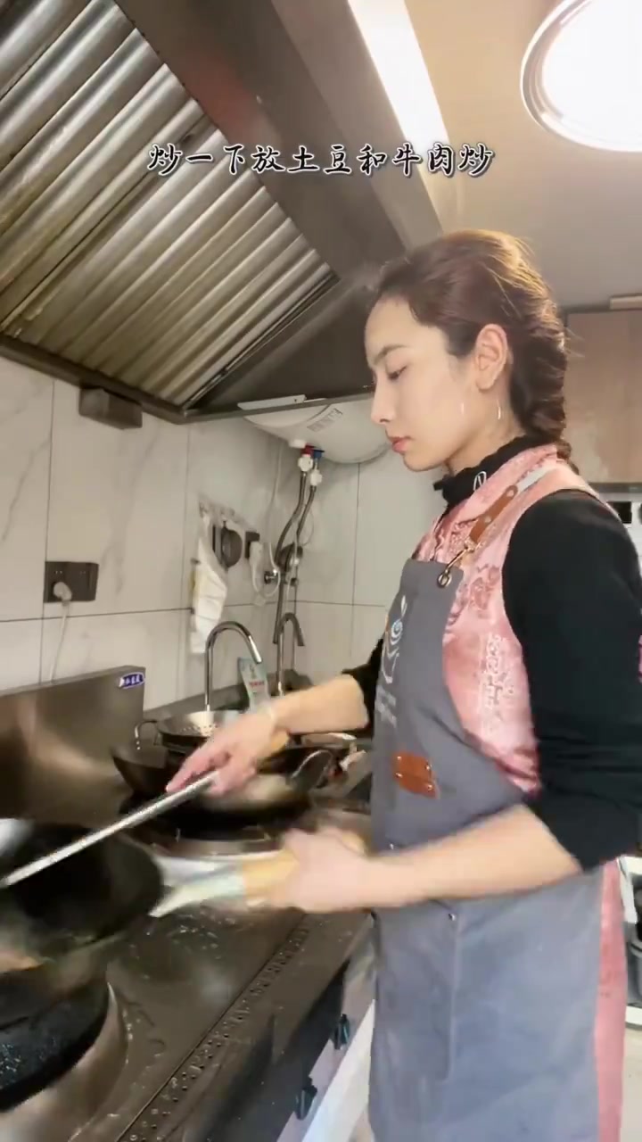 《咖喱饭》「1」主料:土豆、牛肉、米饭、洋葱、小葱
