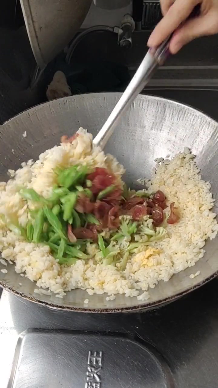 缅甸甜肠炒饭 刚好今天是周末老公不在家 母子两个一碗炒饭就解决了