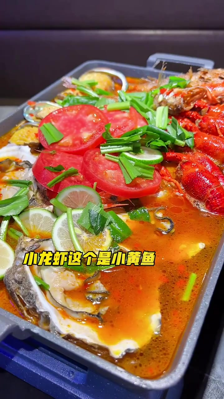 今天打卡昆明新亚洲体育城海鲜烧烤,海鲜一锅鲜和生蚝好评!