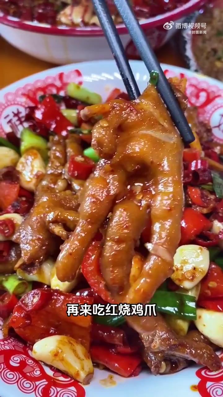 赣菜被称为“第九大菜系”,主要风味特色是原汁原味,油厚但不腻,咸鲜兼辣,有“鲜辣香醇、味和