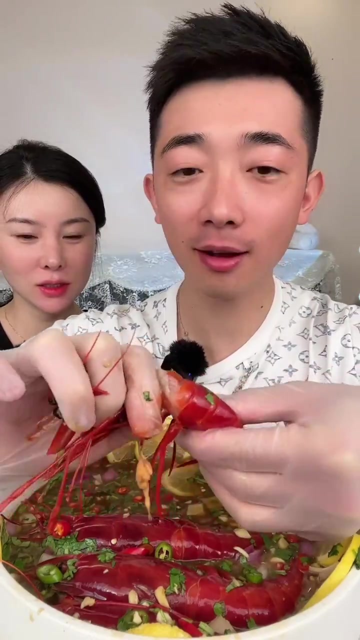 第一次做泰式生腌红魔虾,老公说味道还不错,酸酸辣辣?