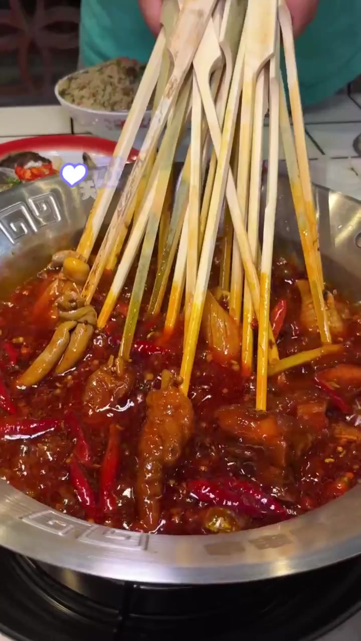 吃串串香的新高度,昆明大竹签的串串香虎皮鸡爪