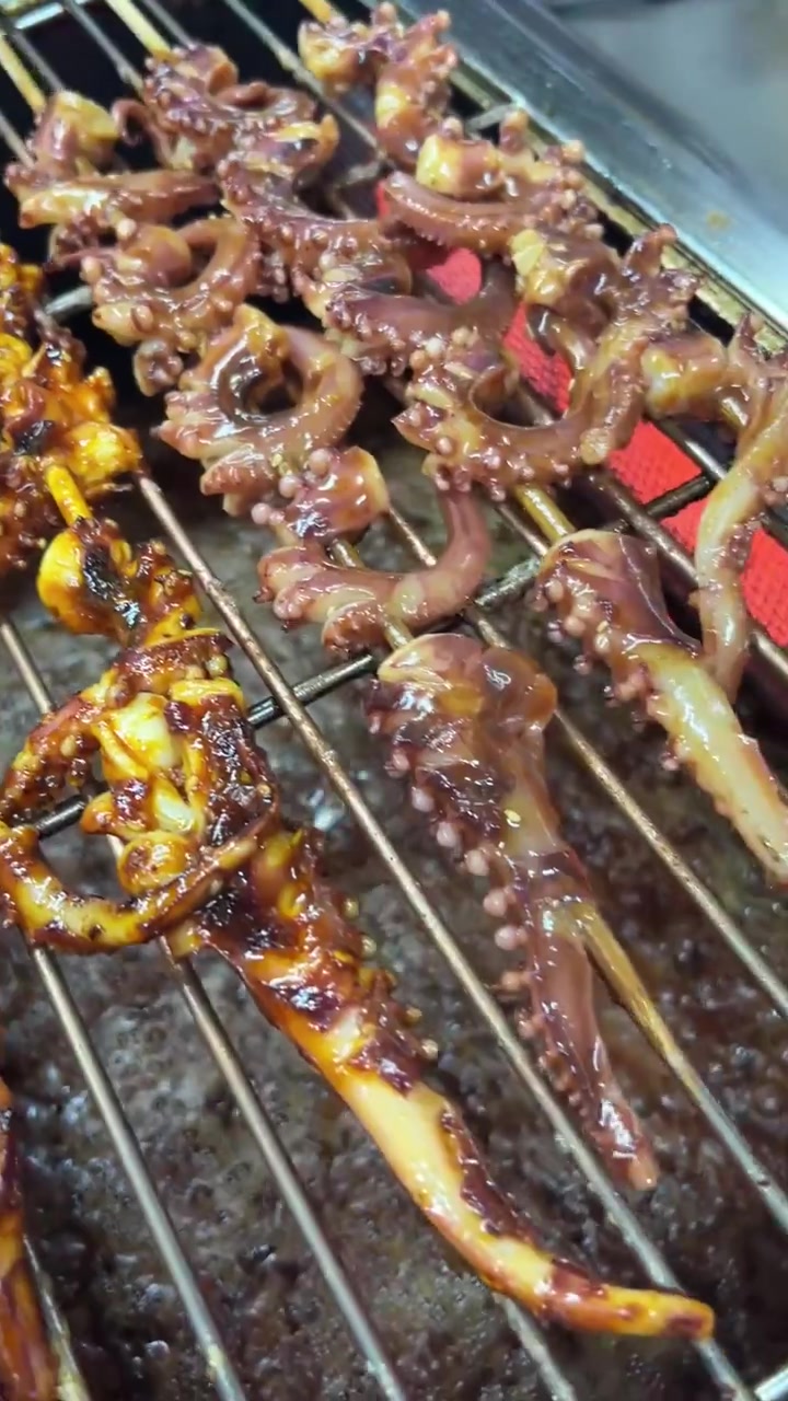 今天来品尝一下荣誉夜市老余家的烧烤章鱼足,味道不错