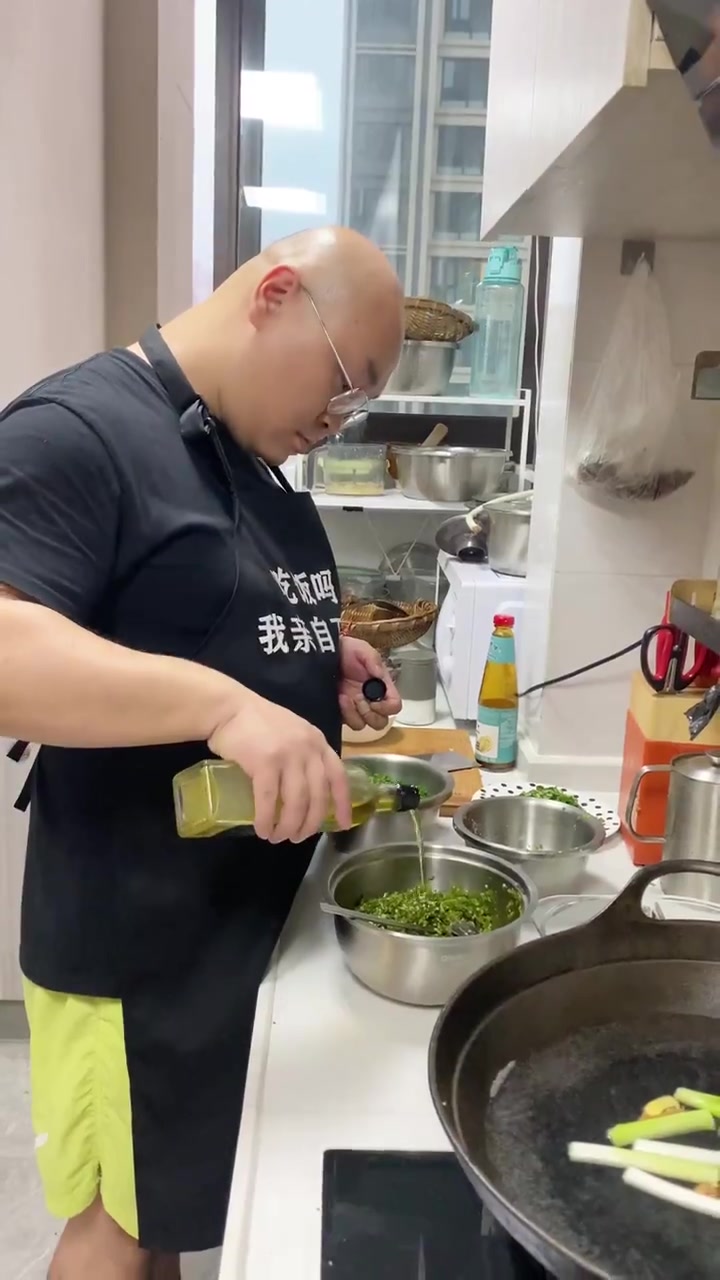 双椒牛肉好开胃 黄花肉片汤好鲜 凉拌鲫鱼好嫩?