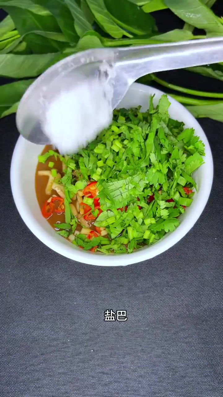 云南人都爱吃的一道美食 烤五花肉,蘸上腌菜膏,味道特别赞!