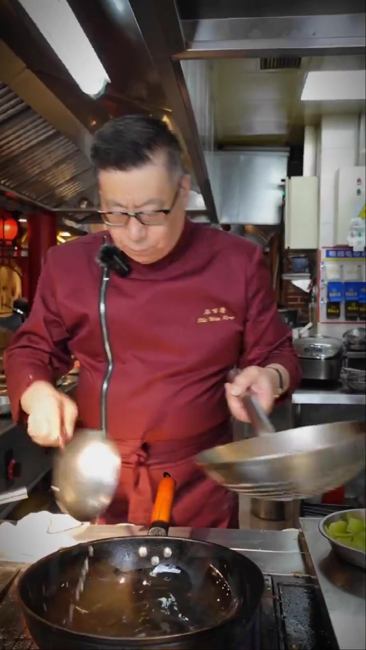 老厨子石万荣教大家做妈妈的味道“肉片炒莴笋”