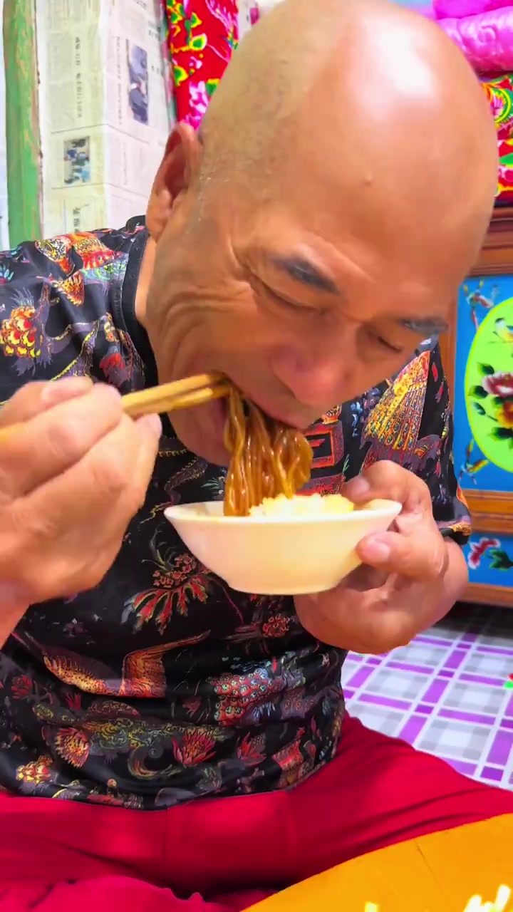 家常菜芹菜炒粉我跟老爹又吃美了
