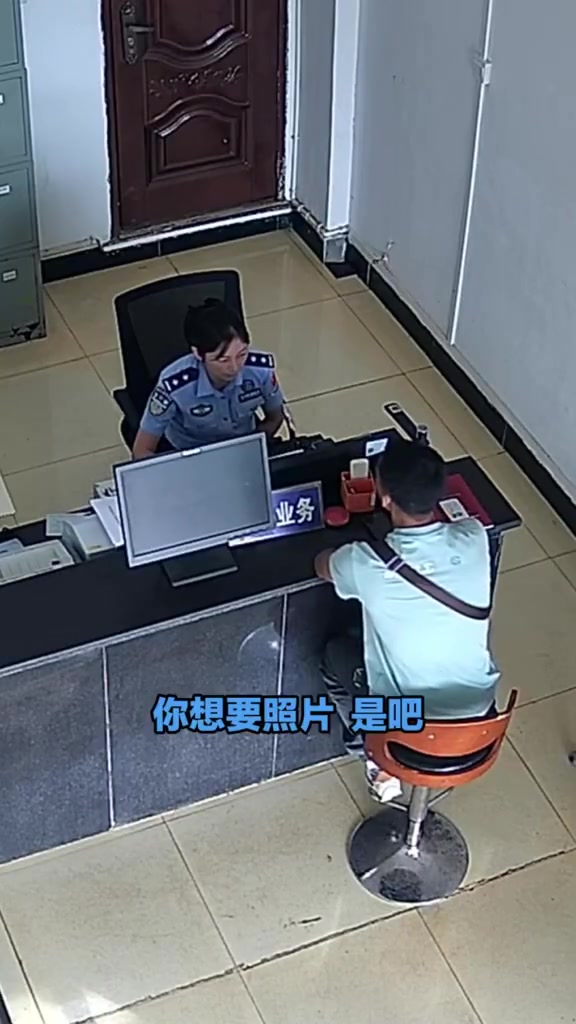 近日,云南临沧,芒卡边境派出所民警会富珍将两张修复好的照片送到了村民彭柳军哥哥的手里,并通