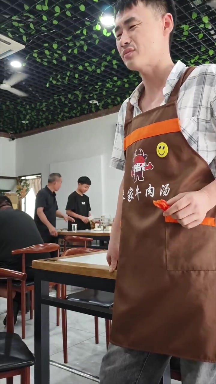 到饭店里碰到一个厨师超能吃,结果吃可美味了,咬一口受不了!