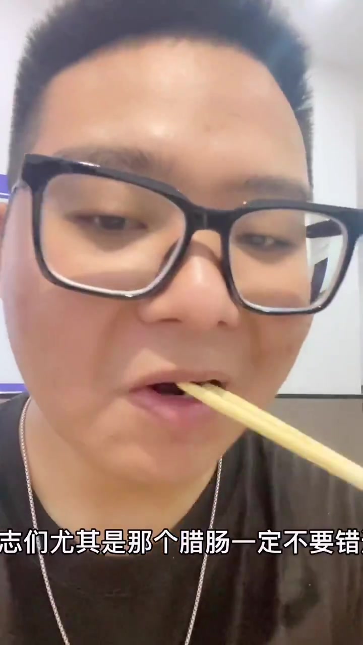 浓郁的骨汤搭配嫩滑的鱼豆腐,新鲜的蔬菜