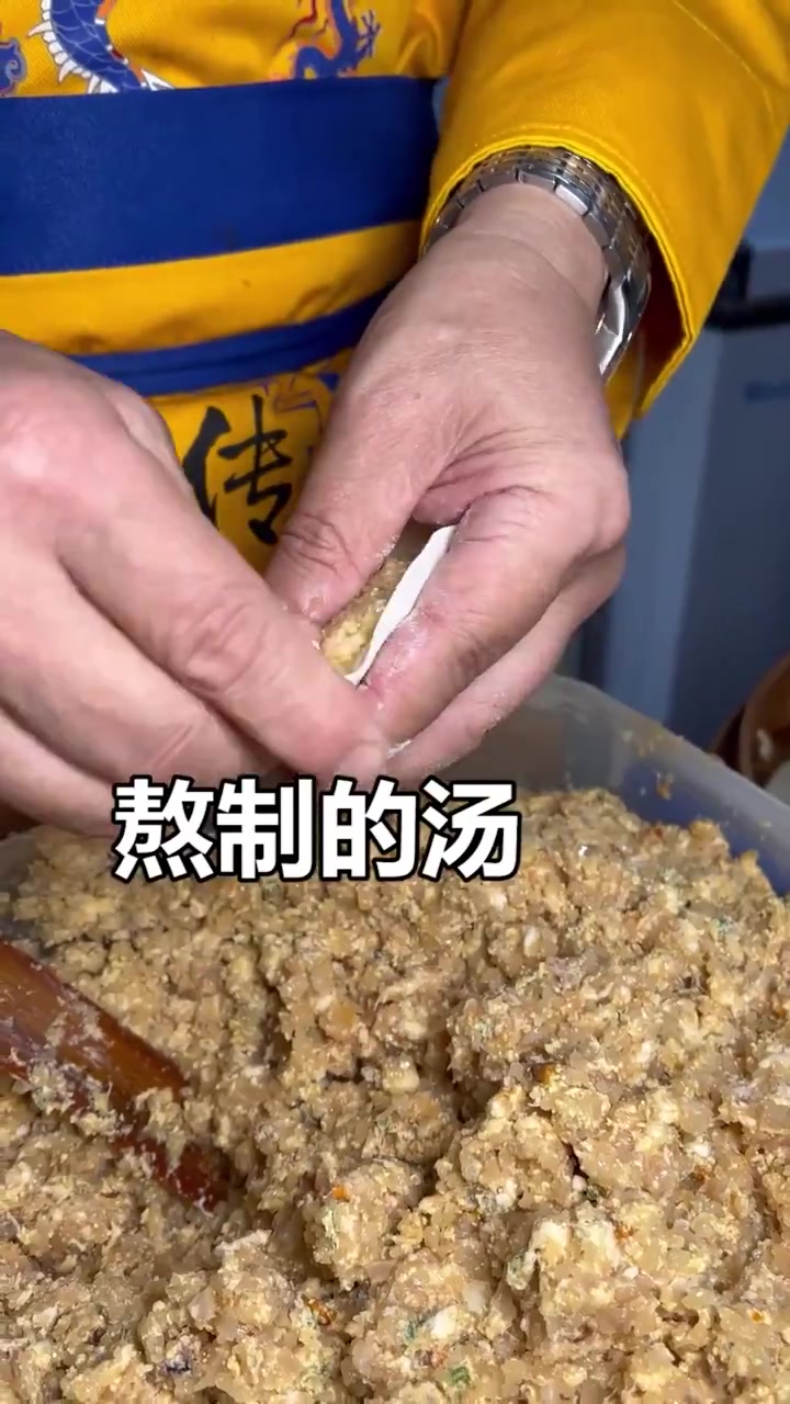 这家龙袍蟹黄汤包在六合很火,大家看看这个汤包咋样