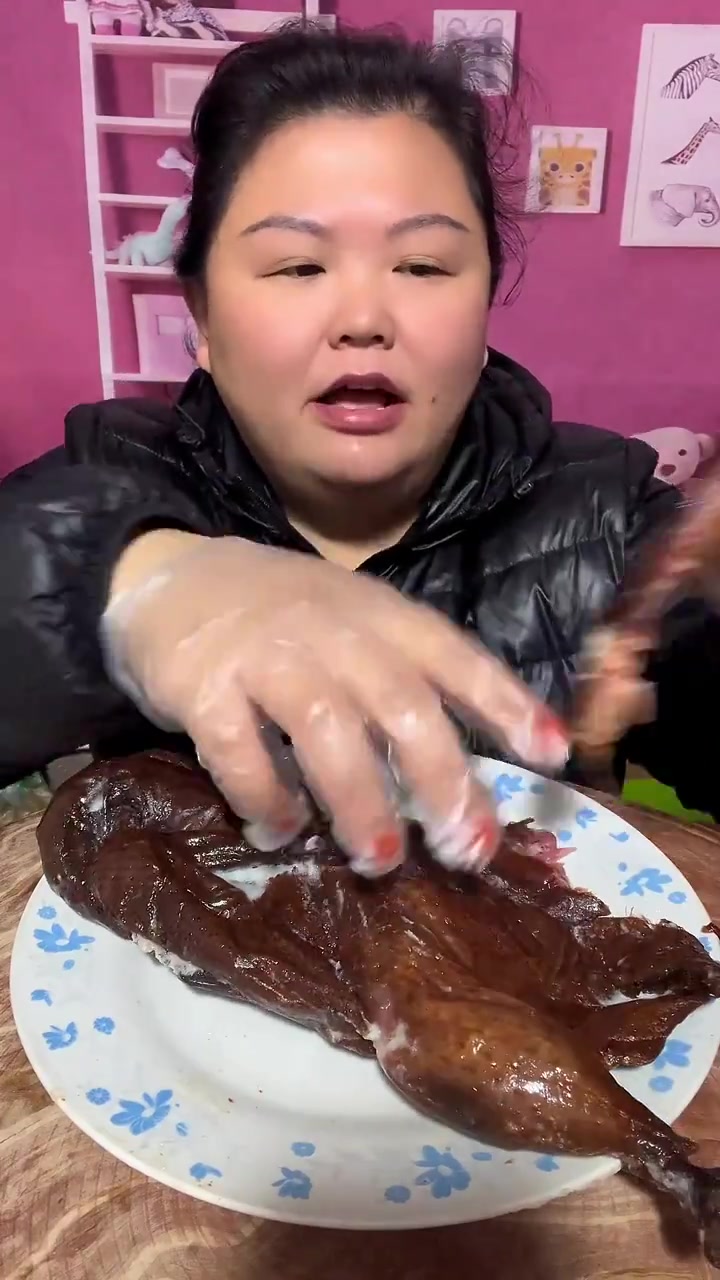 杭州酱鸭,味道很不错哦,不辣,酱香微微甜