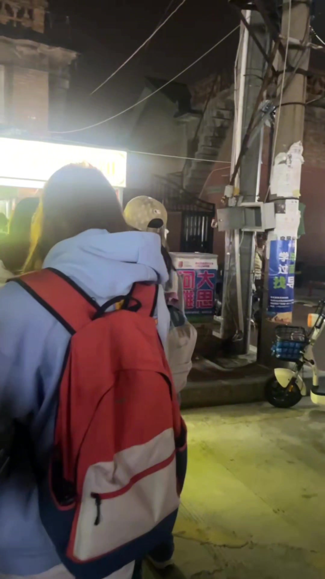 地摊经济时代开始了 网红小吃鸡柳卷饼