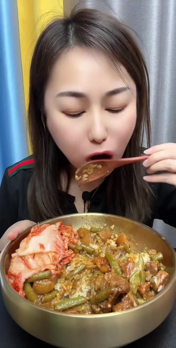 排骨土豆豆角西红柿辣椒,乱炖,盖饭,配辣白菜解腻