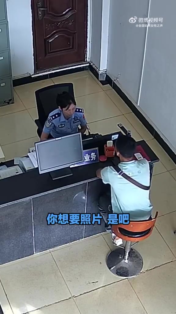 近日,云南临沧芒卡边境派出所民警会富珍将两张修复好的照片送到了村民彭柳军哥哥的手里,并通过