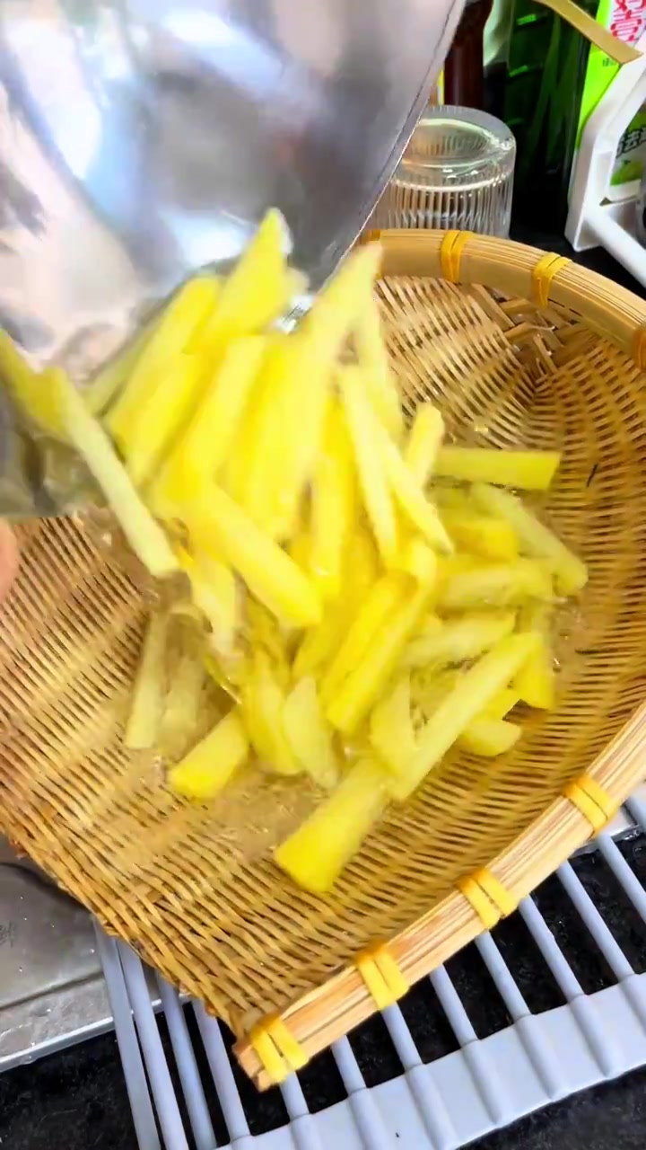 自己在家给孩子做的炸鸡套餐和酸梅汤,吃的放心,吃的开心