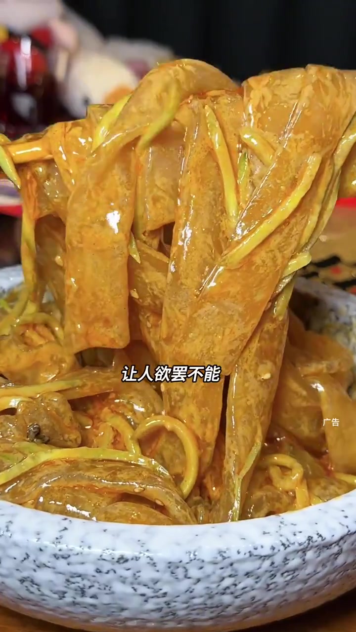 在西安终于可以吃到正宗的山河屯铁锅炖了