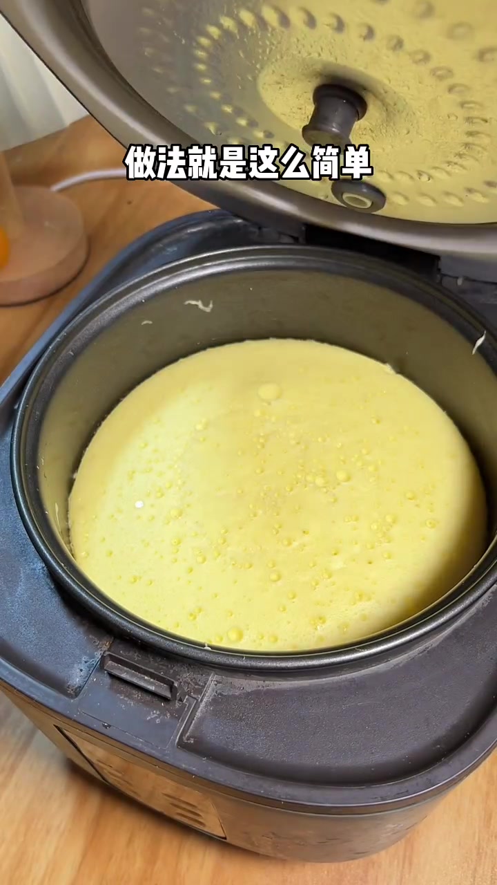 家里只要有鸡蛋和电饭煲的都能做蛋糕,简单美味,蓬松又喧软