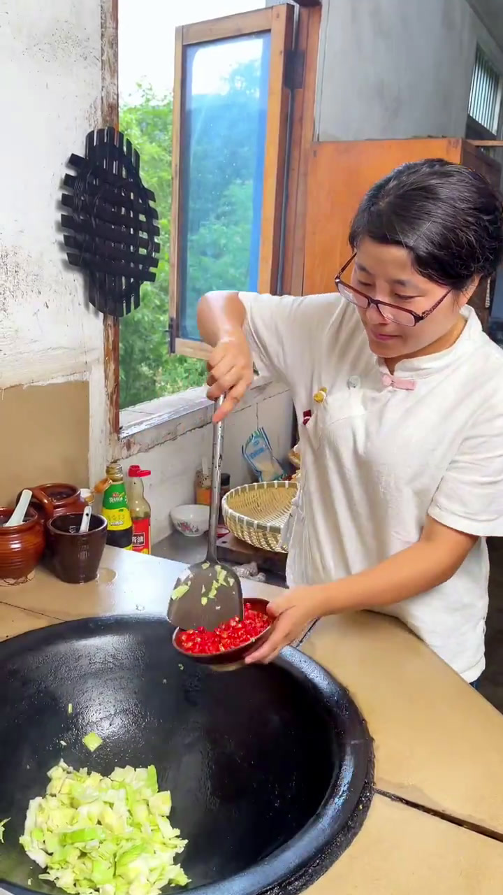 你们喜欢吃年糕吗?今天做了一个包菜木耳年糕汤。